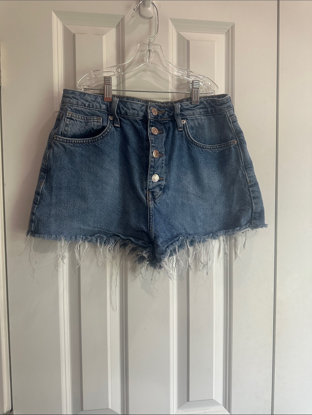 NWOT Forever 21 Button-Front Frayed Hem Denim Shorts - Blue size 29